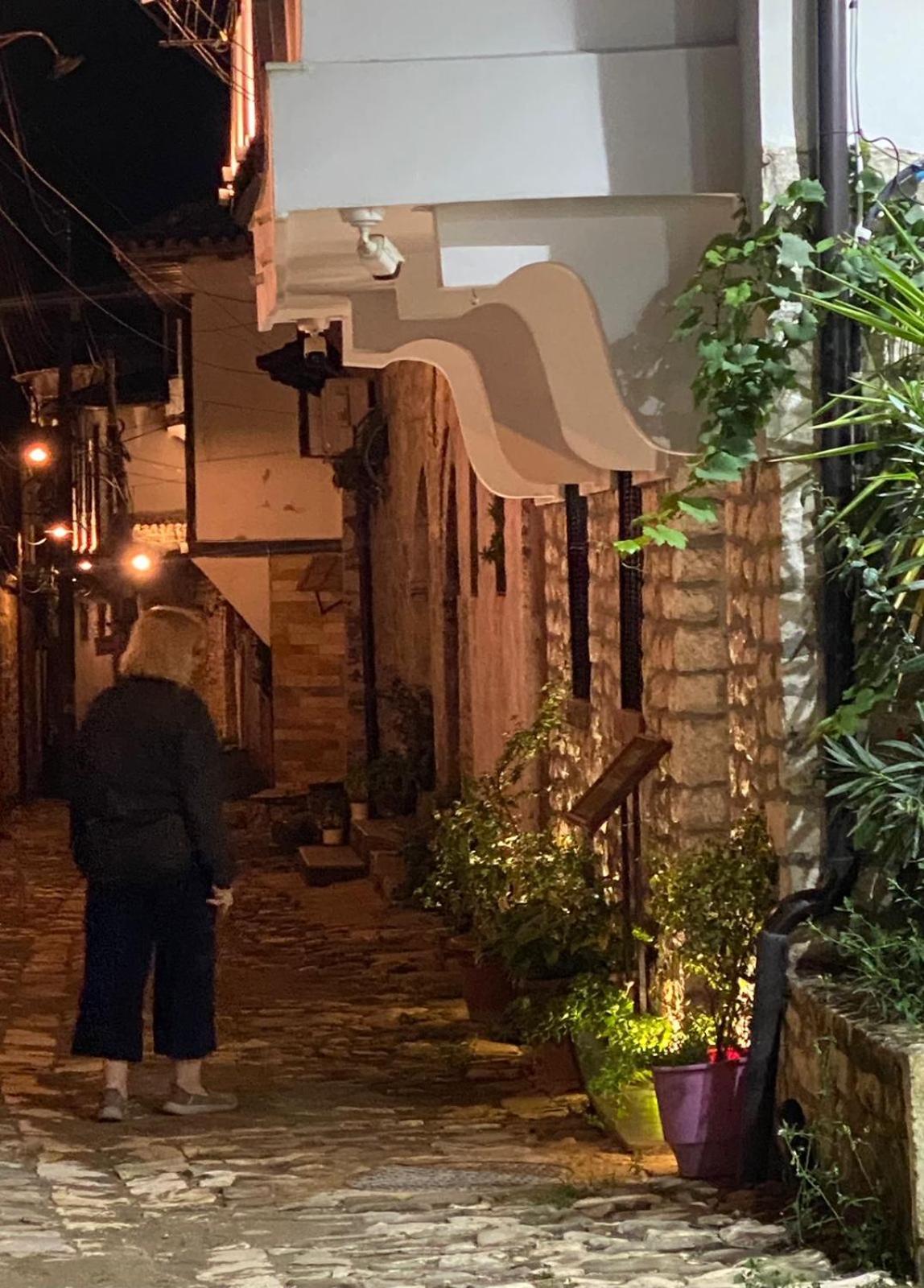 Oda E Skulptorit-Unesco Quarter Berat Eksteriør billede